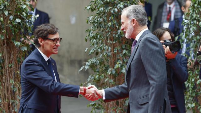 El rey Felipe VI (d) saluda al presidente de la Generalitat, Salvador Illa (i) durante la inauguración del MWC 2025