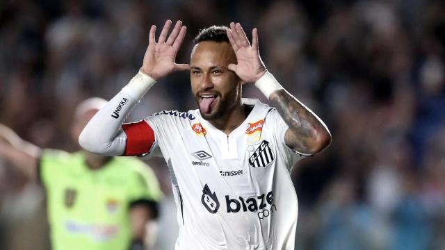 Neymar celebra uno de sus últimos goles con el Santos