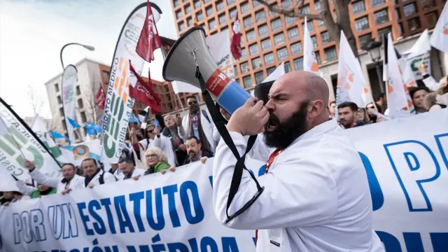 Protesta contra el nuevo estatuto médico ante el Ministerio de Sanidad