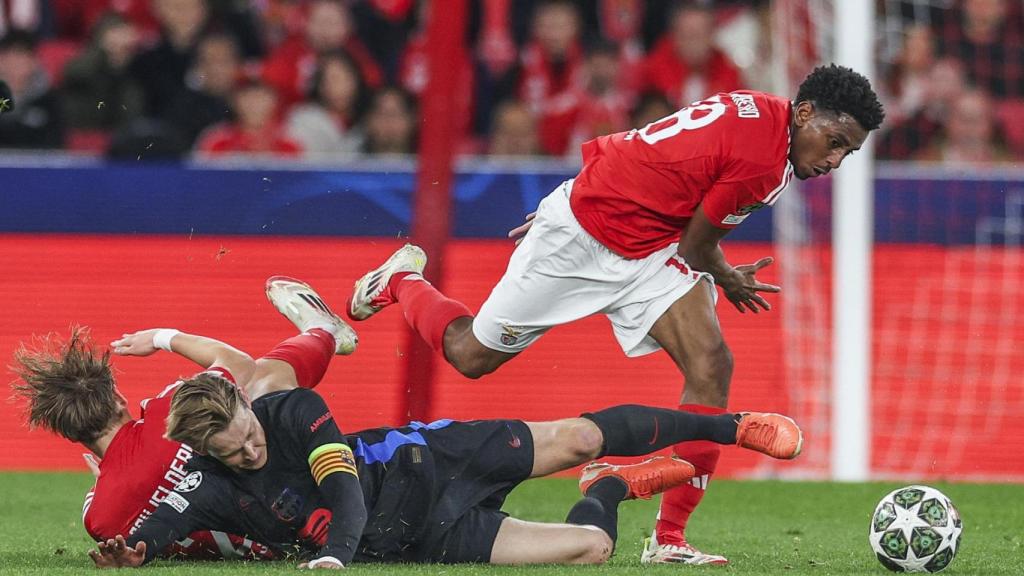 Frenkie de Jong pugna por el balón con dos jugadores del Benfica