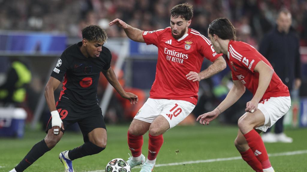 Lamine Yamal encara a dos rivales durante el Benfica-Barça de Champions League