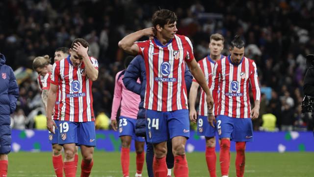 Los jugadores del Atlético de Madrid se marchan cabizbajos tras perder contra el Real Madrid en la ida de los octavos de final de la Champions League