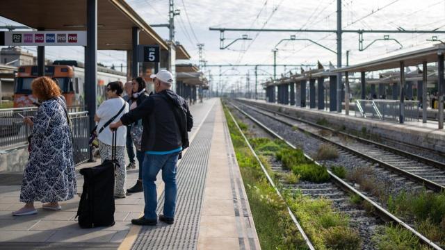 Afectados de Rodalies por el corte de Roda de Berà en una estación de tren