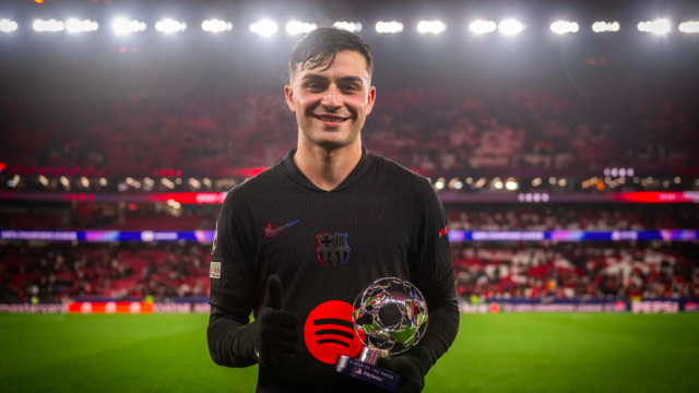 Pedri se lleva el trofeo MVP del Benfica-Barça de Champions League