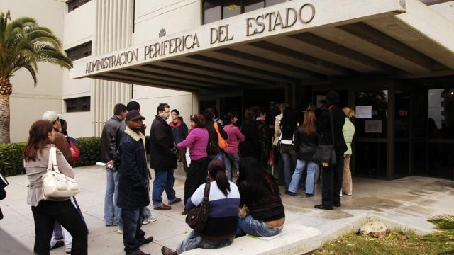 Cola de inmigrantes ante la oficina de extranjería de Palma de Mallorca