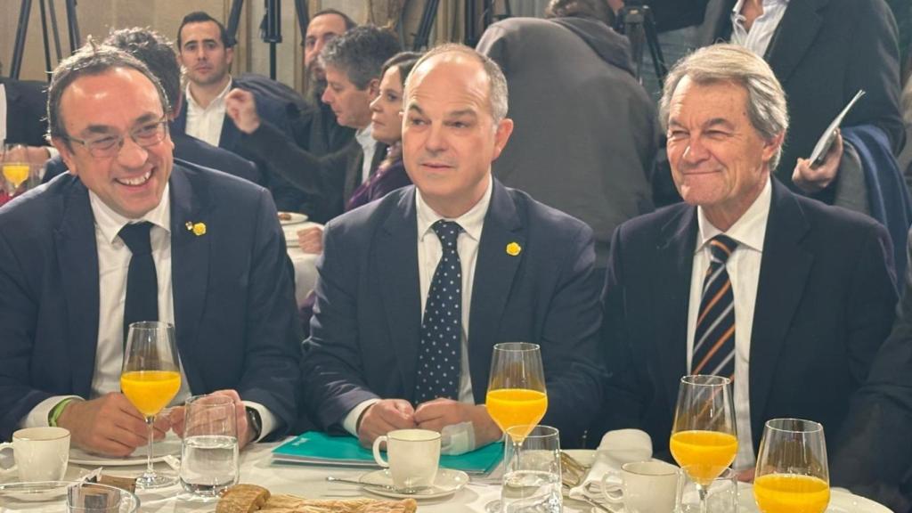 Jordi Turull entre Josep Rull (i), presidente del Parlament, y el expresident Artur Mas