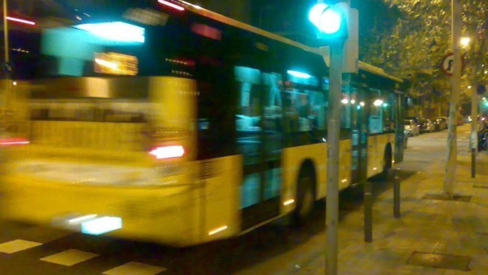 Imagen  de un autobús del NitBus saliendo de una parada