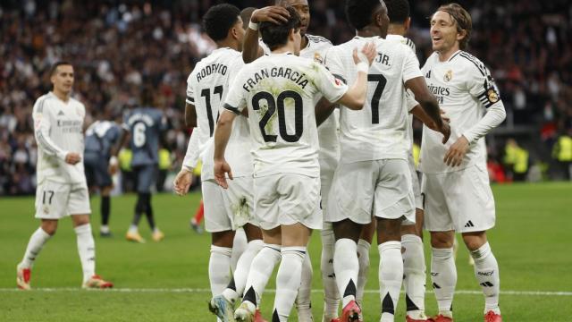 Los jugadores del Real Madrid celebran un gol ante el Rayo