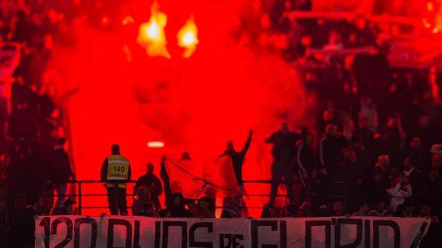 Ultras del Benfica encienden bengalas