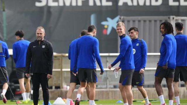 Hansi Flick observa el entrenamiento del Barça el día antes de jugar contra el Benfica