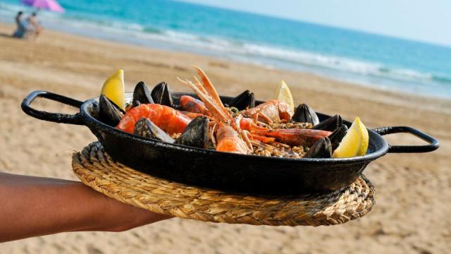 Paella cerca del mar