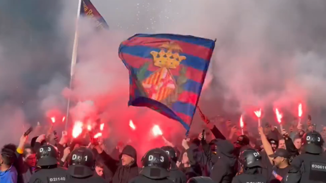 Bengalas para recibir al Barça antes de medirse al Benfica en Montjuïc