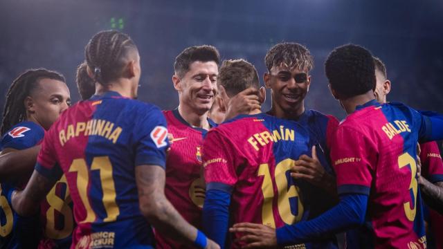 Los jugadores del Barça hacen piña tras marcar un gol contra el Sevilla