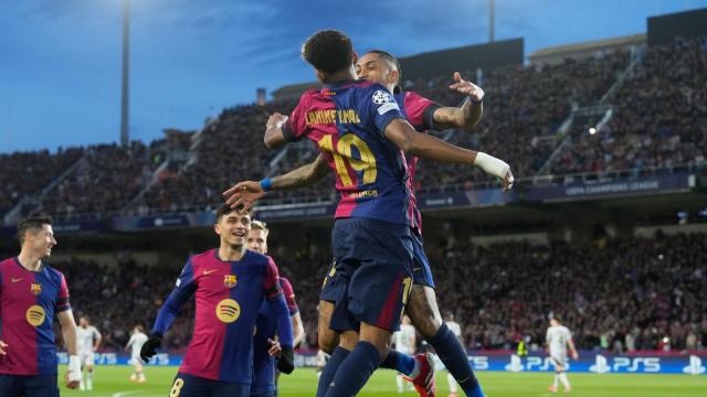 Lamine Yamal y Raphinha celebran el primer gol contra el Benfica