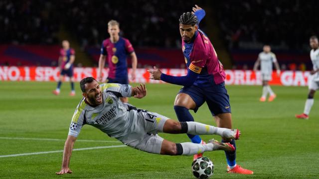 Ronald Araujo supera a Pavlidis en una jugada del Barça-Benfica