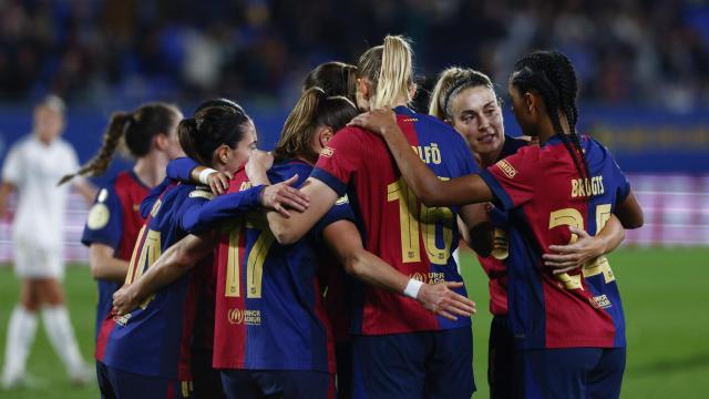 El abrazo del Barça Femenino tras superar al Real Madrid en la Copa de la Reina