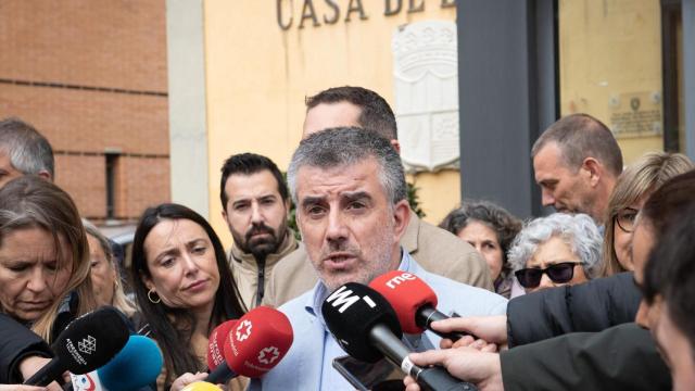 El alcalde de Salt, Jordi Viñas, atiende a los medios de comunicación tras el desahucio de un imán, a 12 de marzo de 2025