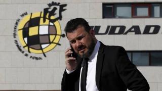 Miguel Galán, el denunciante, ante la sede de la RFEF