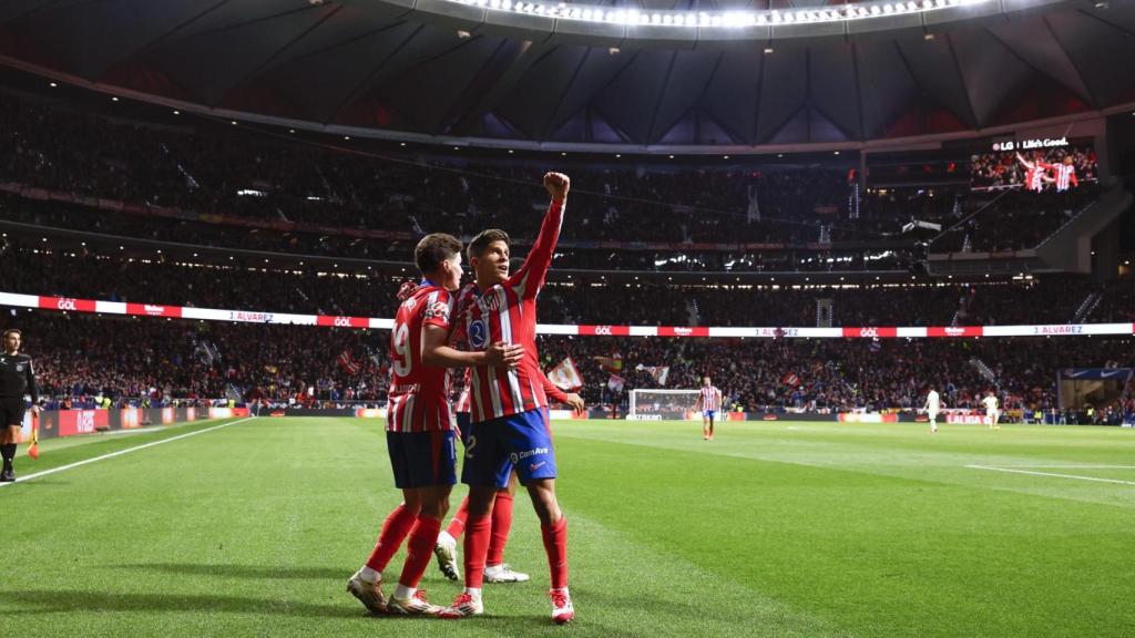 Giuliano Simeone y Julián Álvarez celebran el gol del Atlético