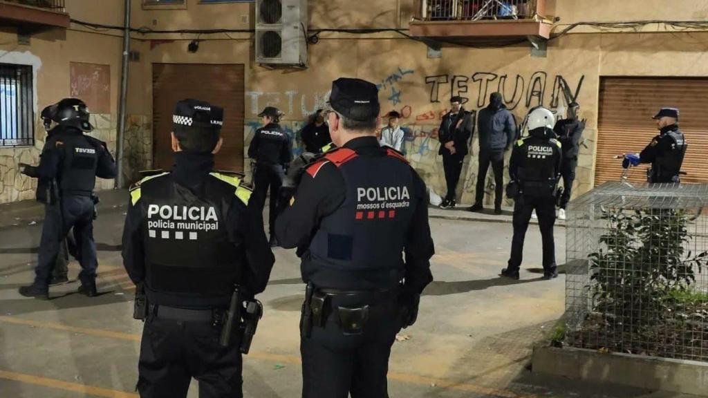 Agente de la Policía Municipal de Terrassa y de los Mossos d'Esquadra en un dispositivo de seguridad