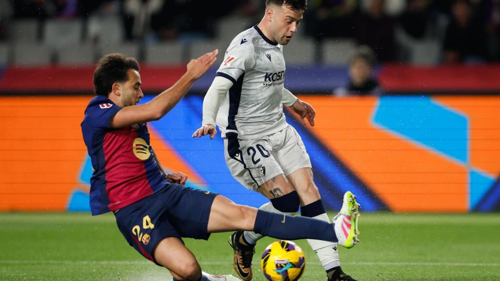 Fotogalería del Barça-Osasuna: acción defensiva de Éric García