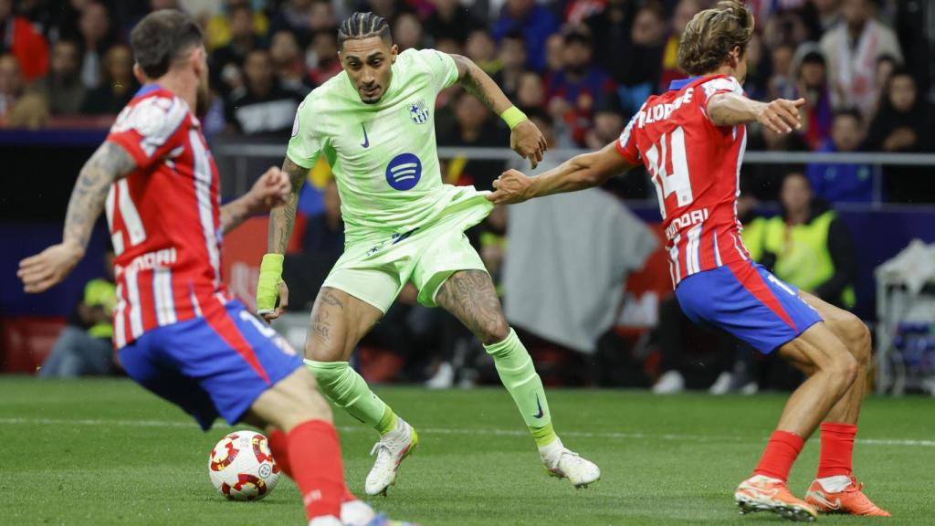 Marcos Llorente agarra del pantalón a Raphinha durante el Atlético de Madrid-Barça