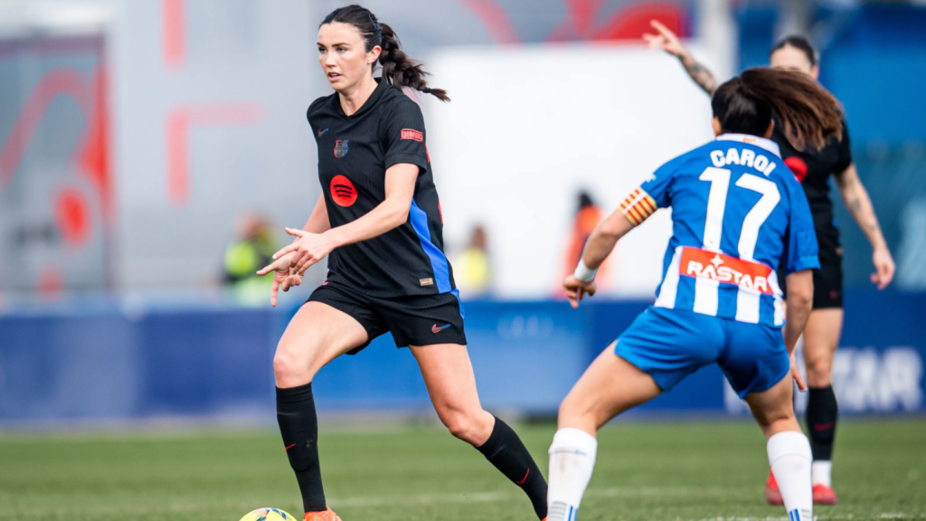 Ingrid Engen controla el balón en el derbi Espanyol-Barça Femenino de Liga F