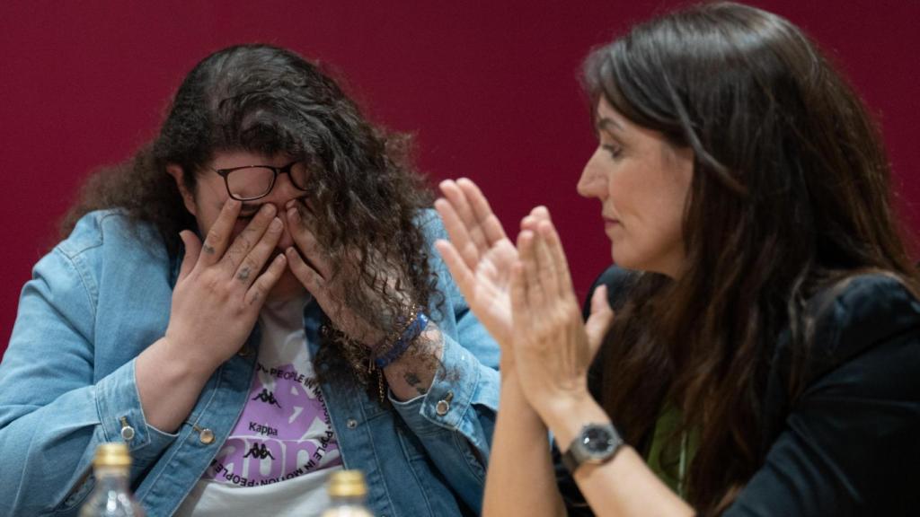 La joven Fátima Ofkir, llorando junto a su abogada, Monica Santiago