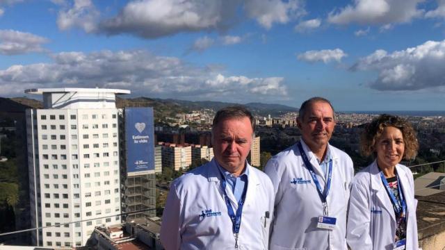 Albert Salazar (c), gerente del Hospital Vall d'Hebron, con dos mandos