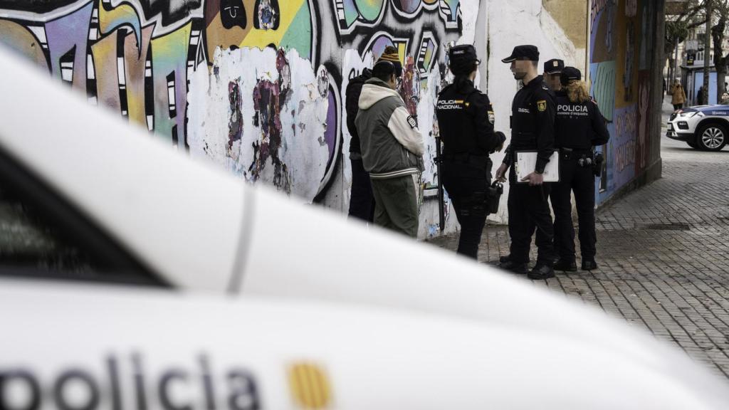 Agentes de Mossos y CNP durante la primera mañana del 'plan Kanpai'