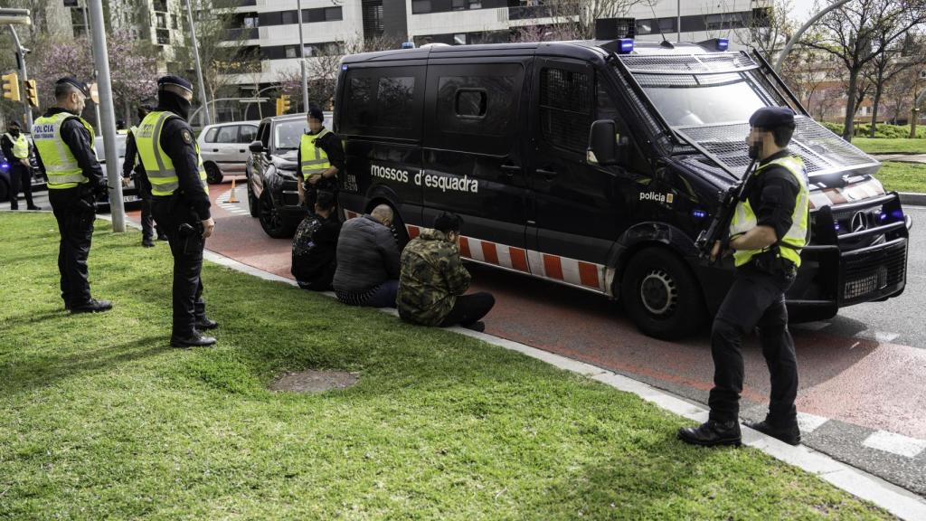 Agentes de la BRIMO durante el control que montaron en una de las entradas de L'Hospitalet