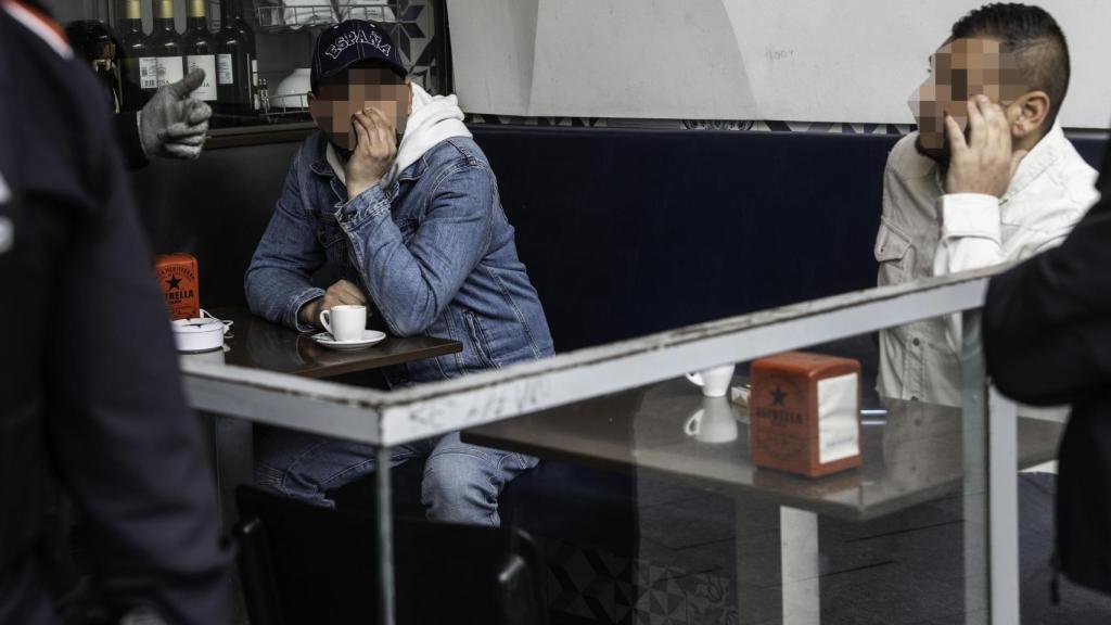 Dos de los 'marrones' identificados en una cafetería cerca de la Torrassa