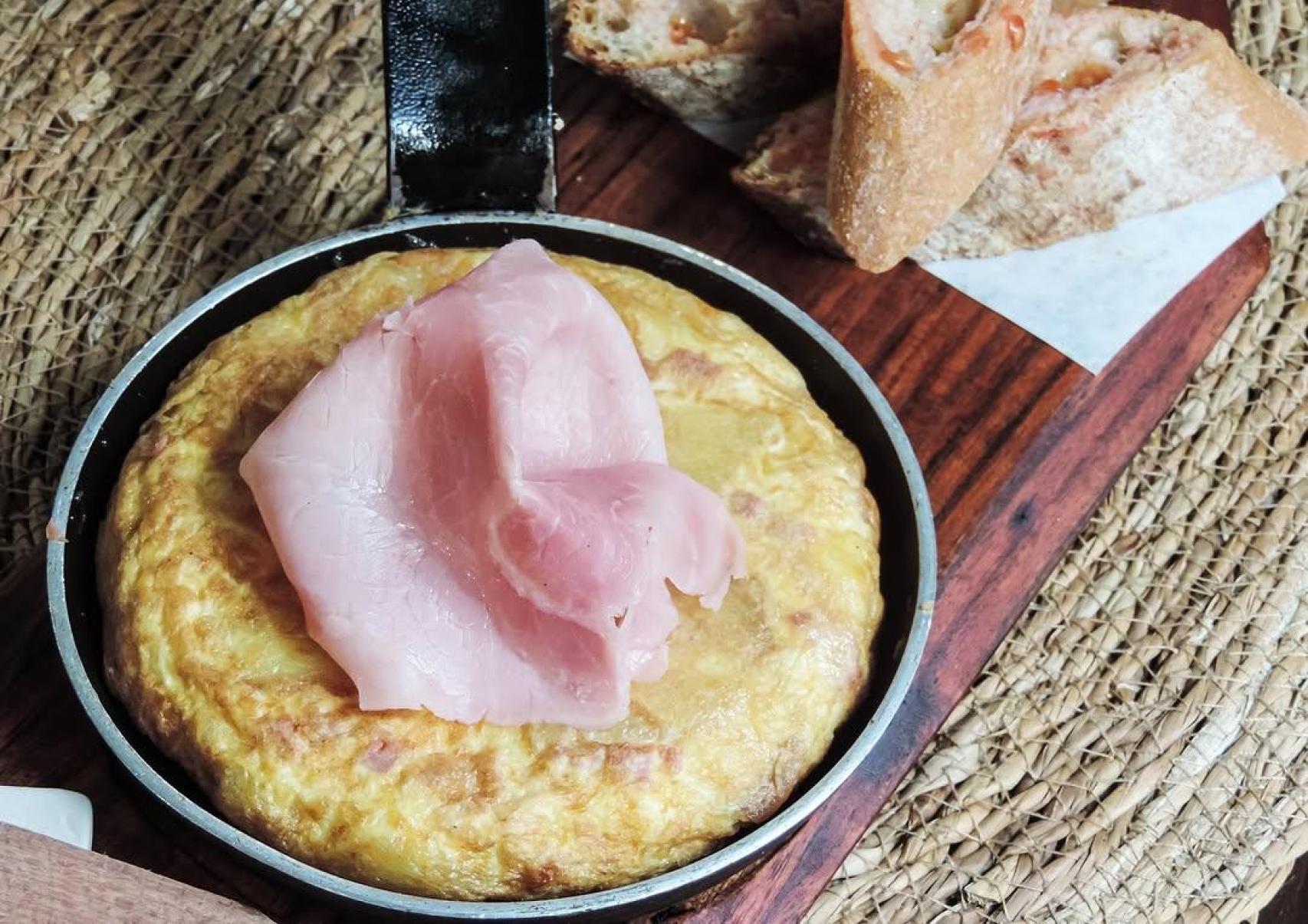 Tortilla de jamón dulce y queso