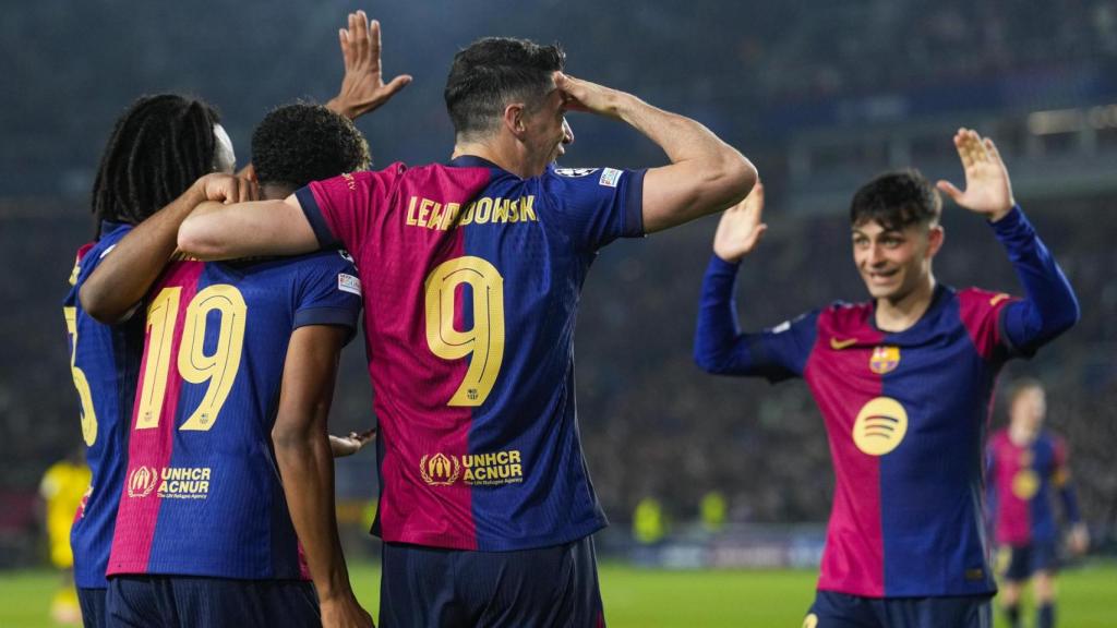 Los jugadores del Barça celebran el segundo gol, de Lewandowski