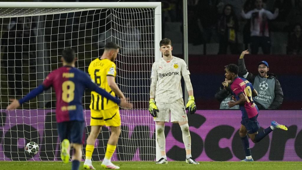 Lamine marca el cuarto gol del Barça al Borussia Dortmund