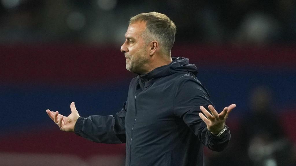 El entrenador del Barça, Hansi Flick, se dirige a sus futbolistas
