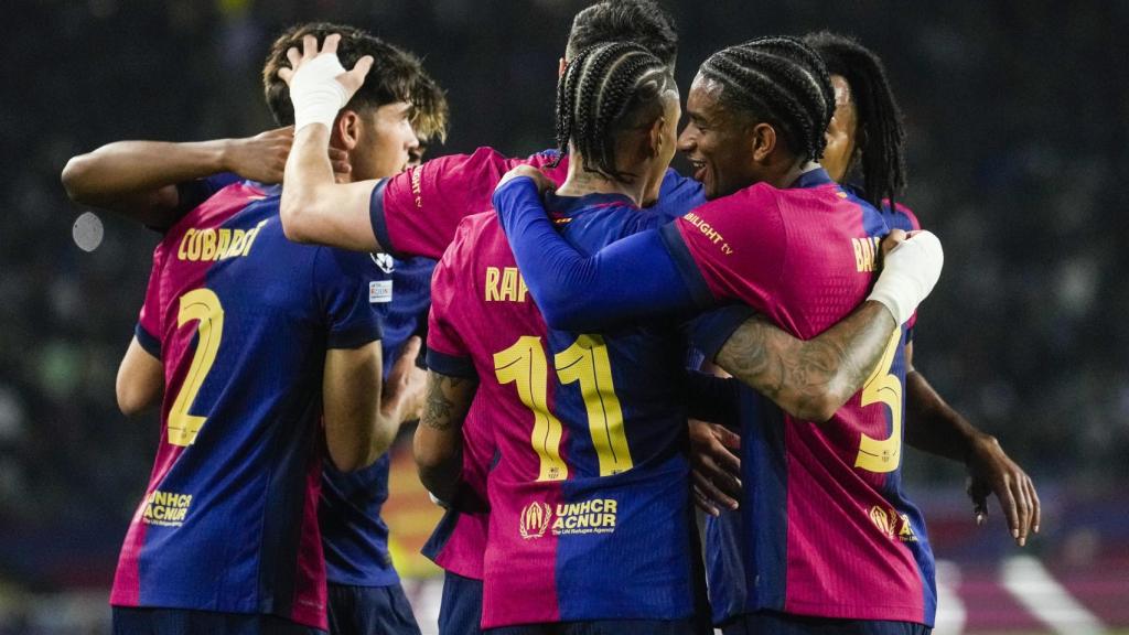 Los jugadores del Barça celebran el gol de Raphinha contra el Borussia Dortmund