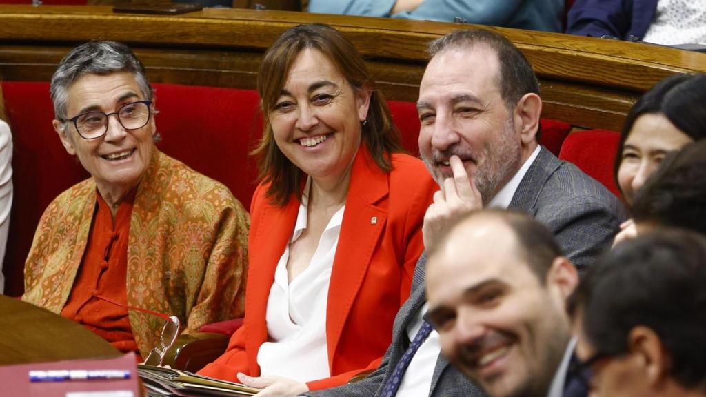 La consellera de Territorio, Vivienda y Transición Ecológica de la Generalitat, Sílvia Paneque (c), durante la sesión de control en el pleno del Parlament, celebrada este miércoles después de que el pasado lunes anunciara un plan para movilizar 1.500 millones de euros en ayudas y préstamos para hacer frente al impacto de la subida de aranceles de Estados Unidos