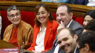 La consellera de Territorio, Vivienda y Transición Ecológica de la Generalitat, Sílvia Paneque (c), durante la sesión de control en el pleno del Parlament, celebrada este miércoles después de que el pasado lunes anunciara un plan para movilizar 1.500 millones de euros en ayudas y préstamos para hacer frente al impacto de la subida de aranceles de Estados Unidos