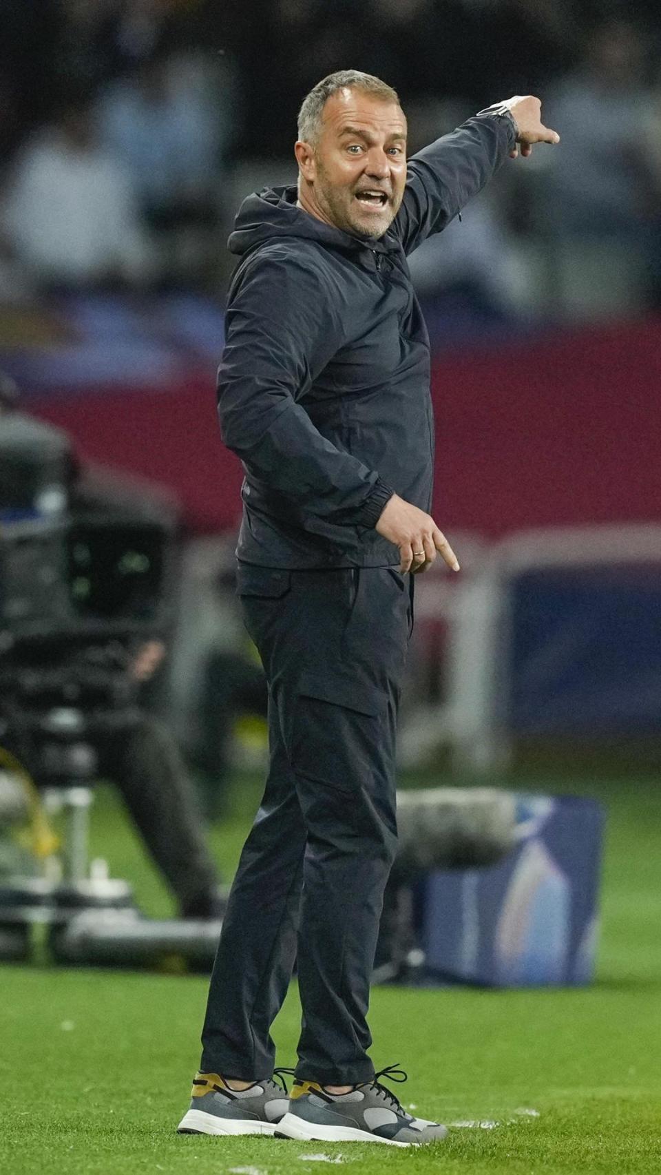 Hansi Flick da instrucciones a los jugadores del Barça