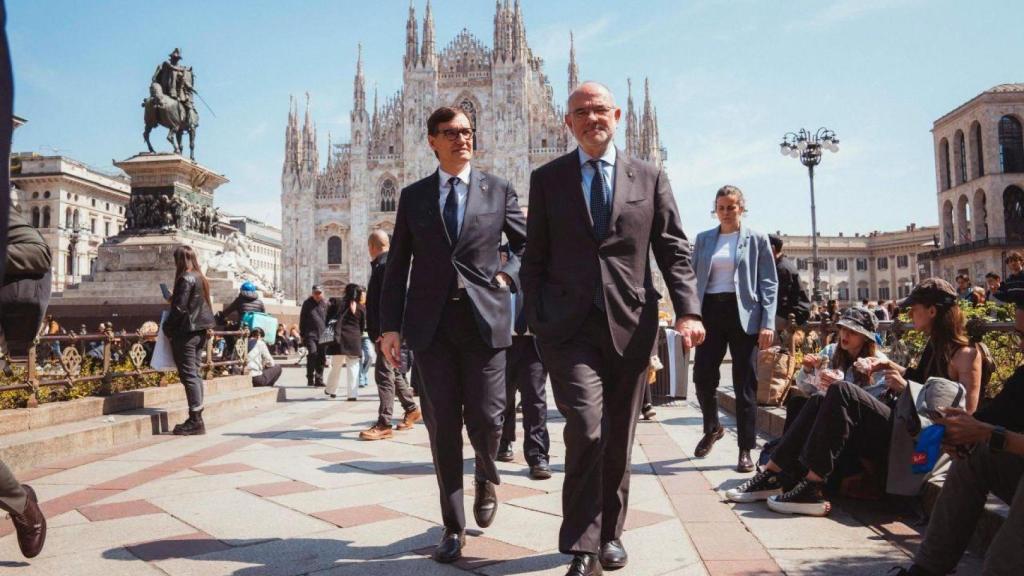 Salvador Illa y Jaume Duch en la plaza del Duomo de Milán, este jueves
