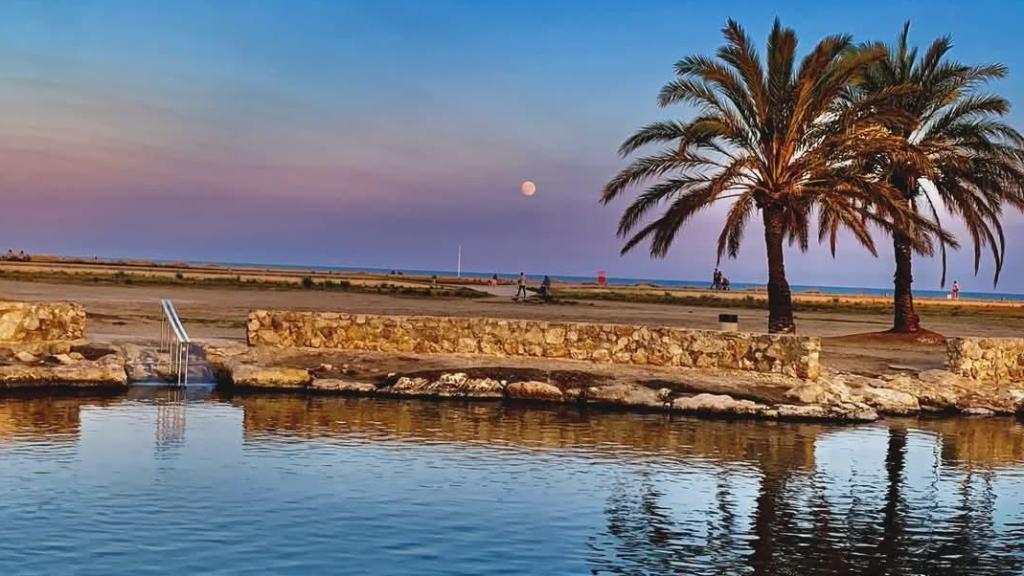 Las aguas termales catalanas que se disfrutan gratis y en la playa, el riuet de Coma-ruga
