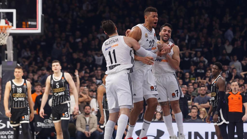 El Real Madrid de basket celebra la canasta de Tavares sobre la bocina ante Partizan