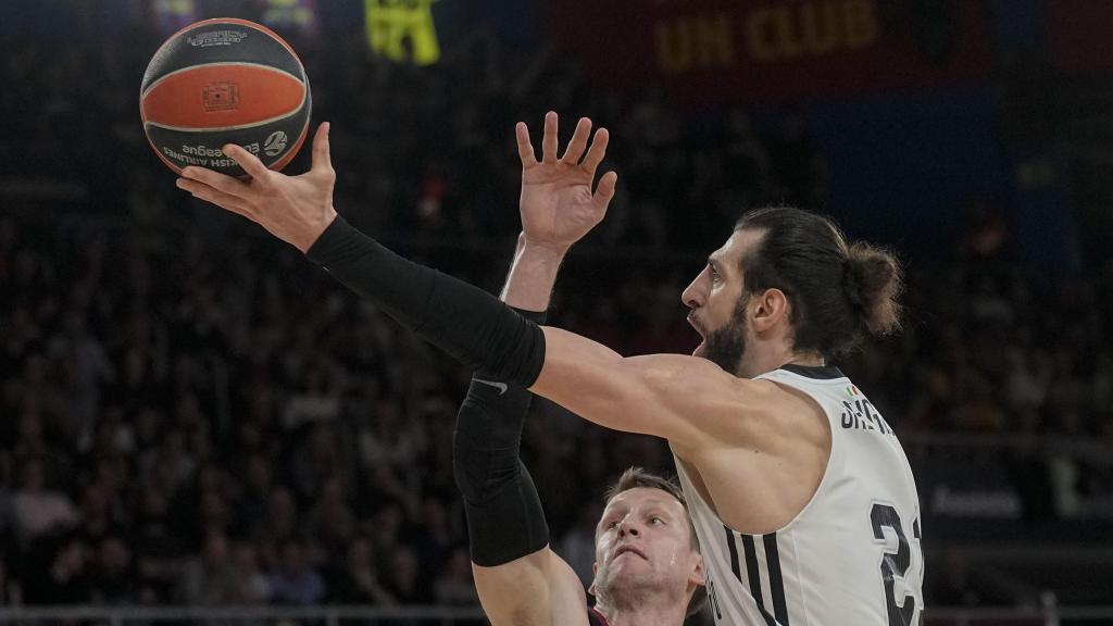 Jan Vesely defiende a Tornike Shengelia en el Barça de basket-Virtus Bolonia