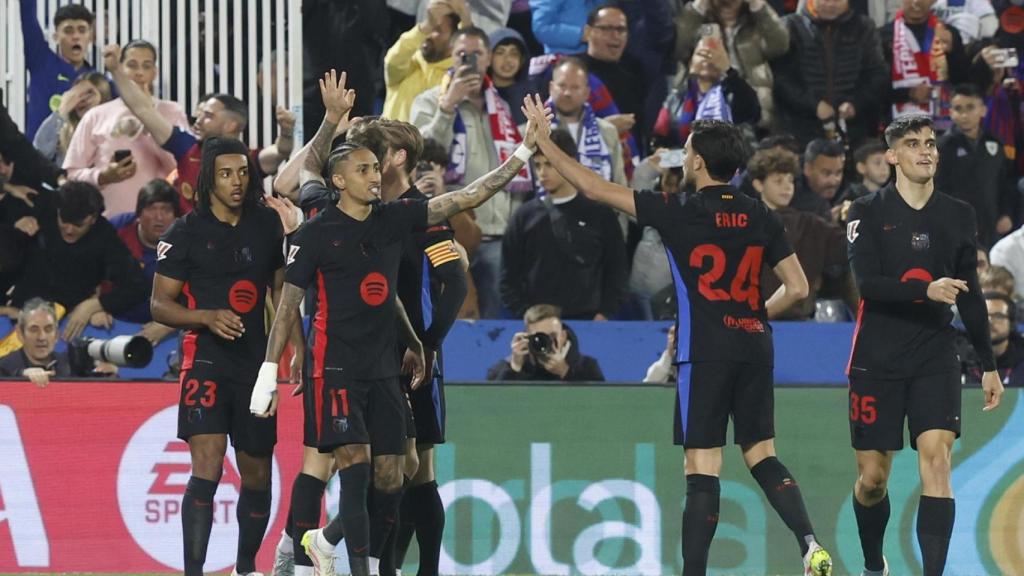 Los jugadores del Barça celebran el autogol de Jorge Sáenz