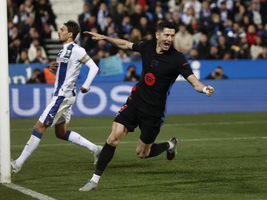 Lewandowski celebra el primer gol del Barça