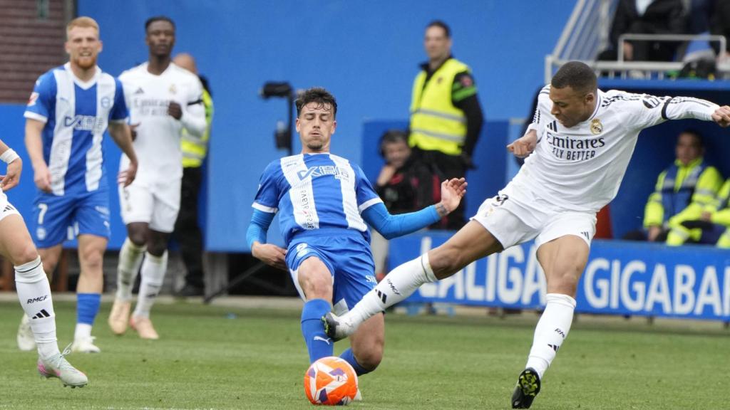 La entrada salvaje de Kylian Mbappé a Antonio Blanco en el Alavés-Real Madrid