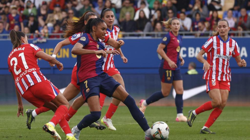 Salma Paralluelo, rodeada de jugadoras del Atlético