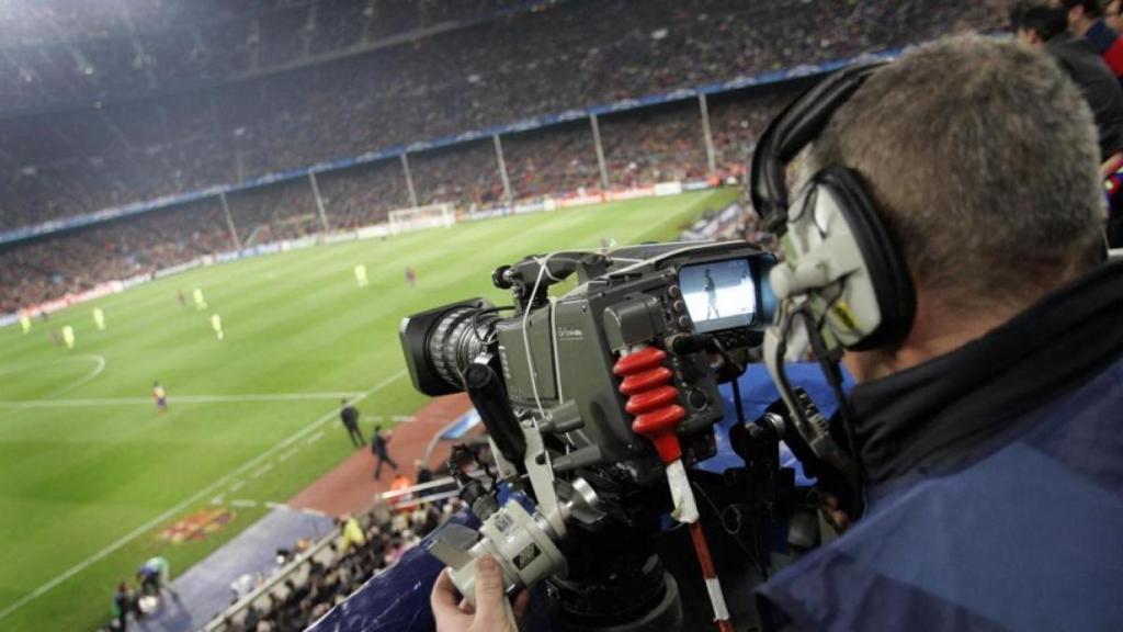 Cámara de televisión en el Camp Nou