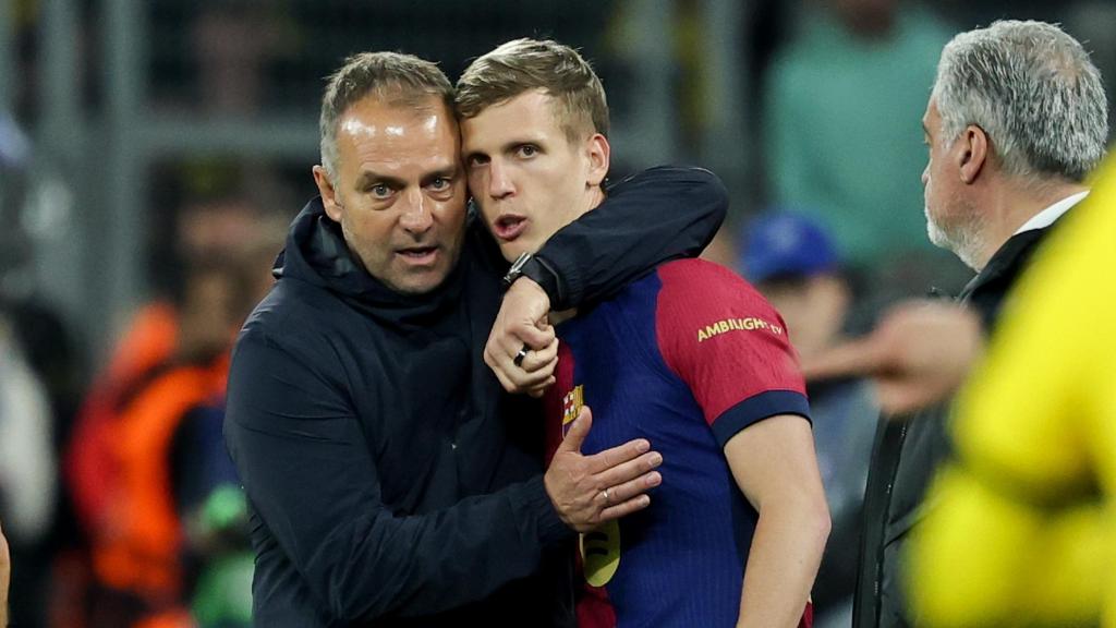 Hansi Flick abraza a Dani Olmo antes de salir a jugar